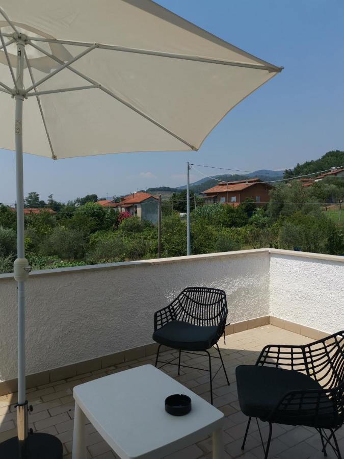 Villa Flora Affittacamere Luni ภายนอก รูปภาพ