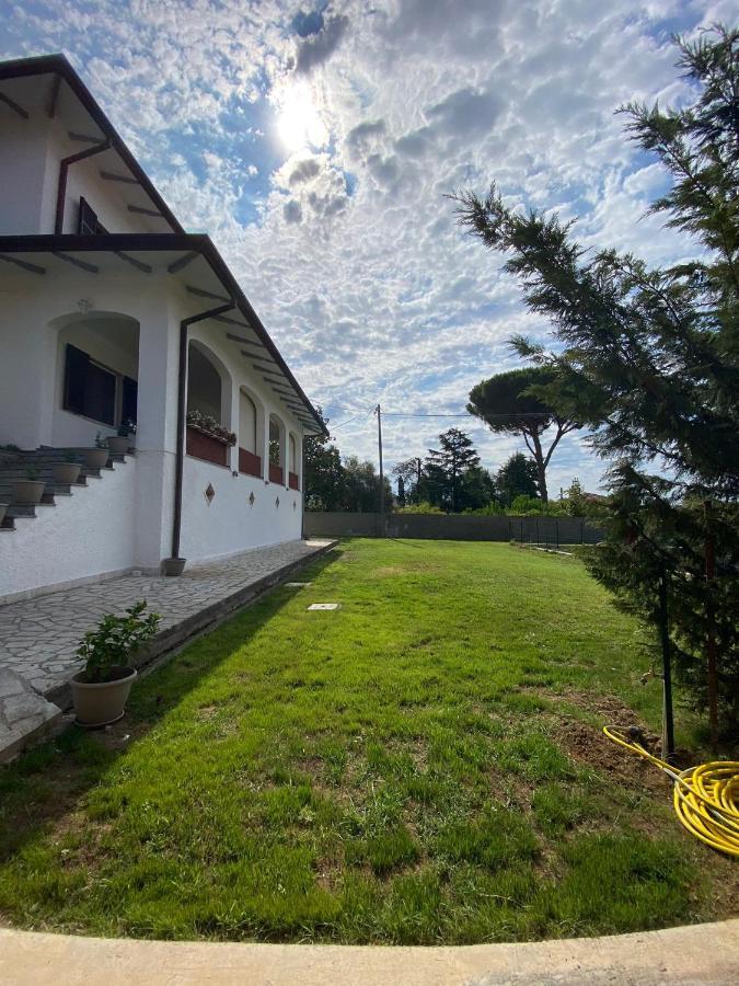 Villa Flora Affittacamere Luni ภายนอก รูปภาพ