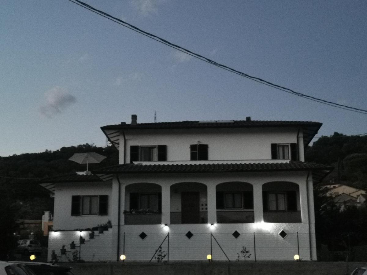 Villa Flora Affittacamere Luni ภายนอก รูปภาพ