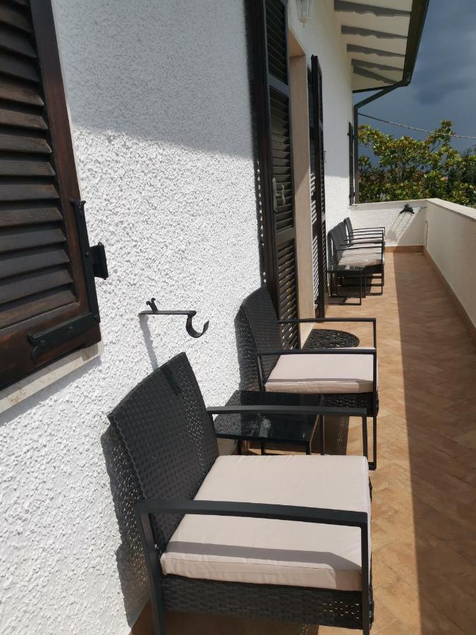 Villa Flora Affittacamere Luni ภายนอก รูปภาพ